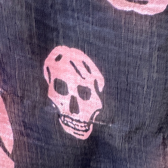 Alexander McQueen Skulls Scarf - Picture 5 of 11